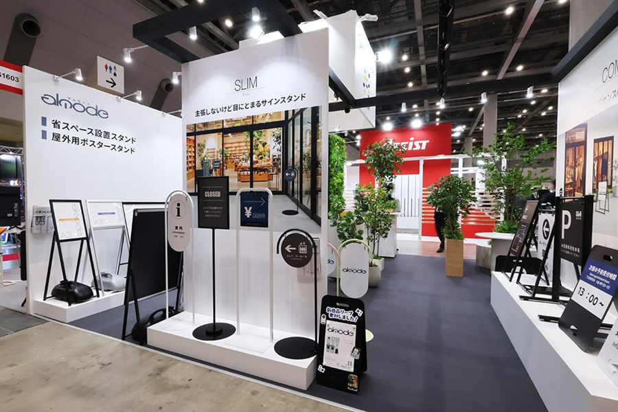 画像:ジャパンショップ_サインスタンド展示画像2